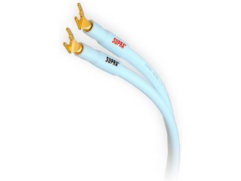 Dva svetlo modra avdio kabla Supra Sword, zaključena z zlatimi bananimi konektorji, razporejena v obliki črke V na beli podlagi