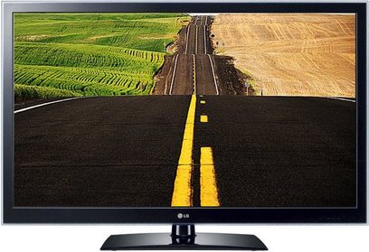 LG 42LW4500 TV-skærm, der viser en lige vej, der krydser grønne og gule landbrugsmarker, set fra luften i perspektiv