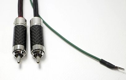Dva audio RCA kabely Furutech SILVER ARROWS-12 L, stříbrem pokovené konektory, černý opletený plášť, na bílém pozadí
