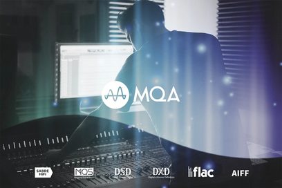 Rose RS250 Sølv netværksaudioafspiller, profilvisning, mandlig silhuet i baggrunden, MQA-, MQS-, DSD-, DXD-, FLAC-, AIFF-logoer