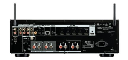 Receptor áudio-vídeo preto com entradas HDMI, portas USB, tomadas de áudio, botões de controle e display frontal