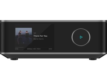 WiiM Amp Ultra -integroitu stereohi-fi-vahvistin, musta metallirunko, etunäkymä: suorakulmainen etupaneeli, vasemmalla värinäyttö ja oikealla suuri turkoosina hehkuva pyöreä säätönuppi