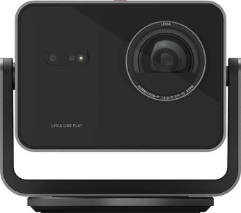 Leica Cine Play 1 -projektori, musta, etunäkymä, suuri linssi oikealla metallikehyksisessä telineessä