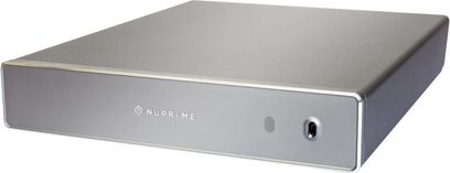 Nuprime AMG One sølvfarvet hi-fi effektforstærker, set ovenfra, flad rektangulær metalkabinet med børstet finish, 3,5 mm jackstik på forsiden