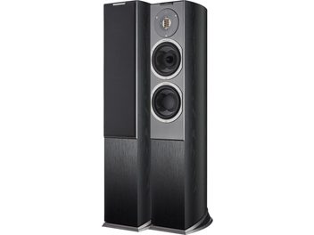 Coppia di diffusori da pavimento AudioVector R3 Avantgarde neri in legno, vista di tre quarti anteriore, cabinet con venature a vista e frontale in metallo spazzolato, tweeter a nastro fessurato, due altoparlanti mid-woofer circolari a vista e griglia in tessuto rimovibile su uno degli esemplari