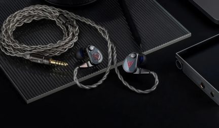 Črne ušesne slušalke s srebrnim pletenim kablom in modrimi nastavki z 3,5 mm jack priključkom