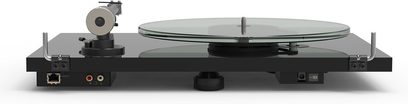 Pick-up hi-fi Pro-Ject T2 Super Phono, vedere frontală cu platou din sticlă, braț de citire, conectori și picioare negre