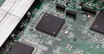 Grøn printkort fra Denon AVR-X1600H sort med integrerede kredsløb, kondensatorer og stik