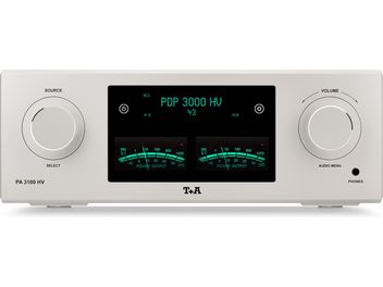 T+A PA 3100 HV sudraba krāsas integrētais stereo hi-fi pastiprinātājs no matēta alumīnija, skatāms no priekšpuses, ar divām lielām simetriskām apaļām pogām un centrālu melnu ekrānu, kurā redzami zaļi vu-metri