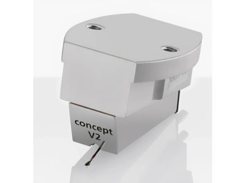 Celula pickup-ului pentru discuri de vinil ClearAudio Concept v2 văzută dintr-o perspectivă de trei sferturi din spate, în culoarea albă, cu brațul pick-up-ului și contregreutatea