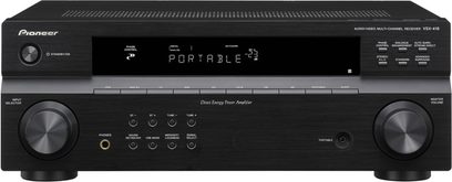 Černý domácí kino zesilovač Pioneer VSX-418, pohled zepředu, čelní panel s tlačítky, ovládacími kolečky, displejem a konektory pro sluchátka a mikrofon