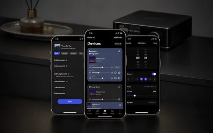 Приложението за мултирум аудио WiiM на три смартфона, с настройки на стаите и черен усилвател на заден план