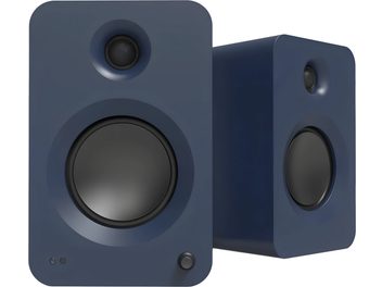 Set van twee Kanto REN smart speakers in matblauw, rechthoekige kunststof behuizingen met afgeronde hoeken, driekwart vooraanzicht met een grote centrale zwarte woofer, een bovenliggende tweeter, een draaiknop en twee LED-indicatoren aan de voorzijde