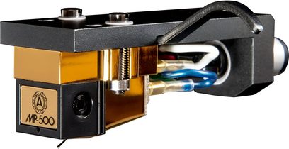 Testina Nagaoka MP-500H in metallo dorato e nero, vista ravvicinata di tre quarti anteriore sinistra, montata su portatestina nero a due viti con placca frontale logata e cablaggio multicolore visibile sul retro