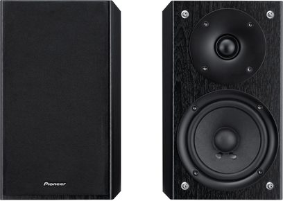 Sorte Pioneer bogreolhøjttalere, set forfra, woofer- og diskanthøjttaler, mørk træfacade, aftagelig sort gitter