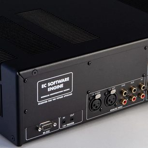 Ampli hi-fi stereo Electrocompaniet ECI-6 MKII, zadní pohled zblízka, analogové a digitální audio konektory, vypínač