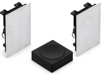 Infällt Sonos-ljudsystem med två vita väggmonterade högtalare med rektangulärt galler och central svart enhet