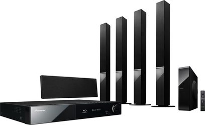 Sort Pioneer BCS-707 hjemmebiografsystem bestående af 5 højttalertårne, 1 centerhøjttaler, 1 subwoofer og 1 Blu-ray-receiver