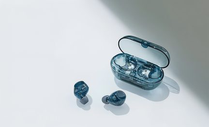 Draadloze in-ear oordopjes met grijze siliconen tips en open ovale oplaadcase, transparant blauw plastic, driekwart bovenaanzicht