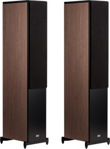 Grindinės kolonėlės Heco AURORA XT 700, vaizdas iš priekio, medžio apdaila, juodi priekiniai skydai, juodi pagrindai su kojelėmis, matomas logotipas