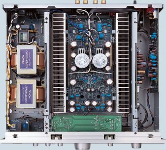 Wzmacniacz hi-fi stereo Denon PMA-1500AE, widok wewnętrzny z przodu, obwody elektroniczne i komponenty na metalowej ramie