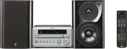 Hi-fi věž Yamaha MCR-730 sestávající z CD přehrávače, reproduktorů, subwooferu a dálkového ovládání, v černé a stříbrné barvě