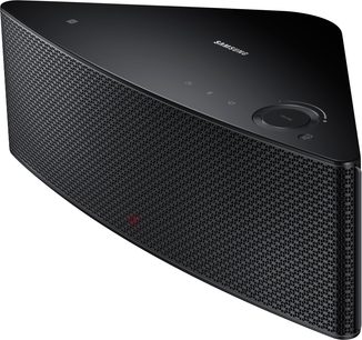 Trådløs, tilsluttet Samsung WAM550 højttaler i sort, set forfra, med metalrist på forsiden, Samsung-logo øverst til højre