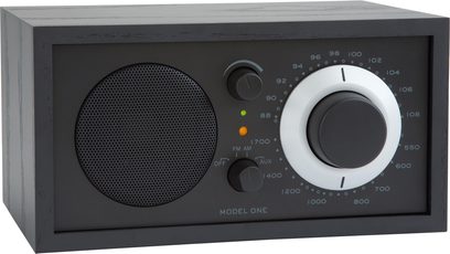 Radio Tivoli Model One iš juodos medienos, 3/4 priekinio vaizdo, apskritas garsiakalbis, baltas ciferblatis, žali ir oranžini šviesos indikatoriai