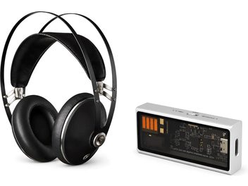 Cuffie nere con archetto in metallo, padiglioni ampi e unità audio rettangolare argentata con schermo trasparente