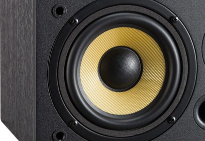 Hlavní reproduktor Davis Acoustics Ariane C černý, detailní pohled zepředu, černá texturovaná skříň, žlutý tkaný kužel, šrouby a výstupky