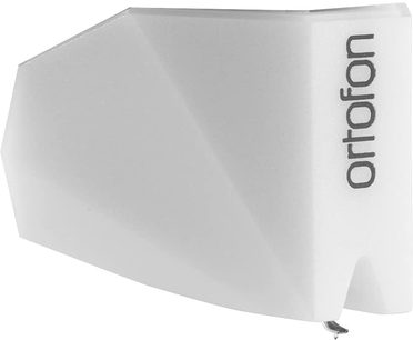 Diamant pro gramofonovou hlavici STYLUS 2M MONO SE, pohled ze tří čtvrtin, bílá barva, černé logo Ortofon, viditelná špička