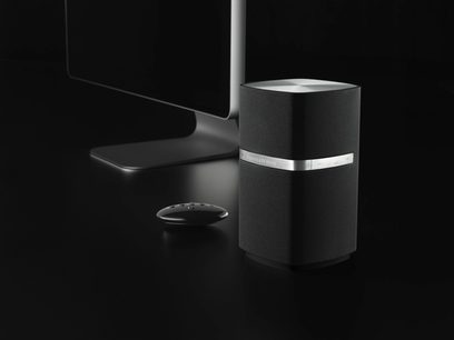 Bowers & Wilkins MM-1 sort multimedie-højttaler, tæt forfra, på metalstativ, med LCD-skærm