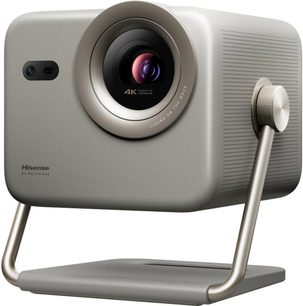 Βιντεοπροβολέας Hisense M2 PRO μεταλλικός γκρι, μεταλλικής κατασκευής, τρισδιάστατη όψη από δεξιά μπροστά, ορθογώνιο περίβλημα με στρογγυλεμένες γωνίες, μεγάλο κεντρικό φακό με μεταλλικό δακτύλιο, μικρή κάμερα αριστερά, δεξιά πλευρά με διάτρητο αερισμό και κυλινδρικό βραχίονα με οδοντωτό ρυθμιστικό που στηρίζει επίπεδη βάση