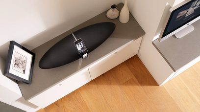 Bowers & Wilkins Zeppelin Air must multimeediakõlar külgvaates, ovaalne kuju, sisseehitatud iPodi dokk, fotoraam