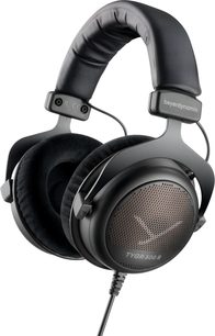 Gaming-hodetelefoner Beyerdynamic TYGR 300 R, sett forfra, polstret svart hodebøyle, sirkulære øreklokker med perforert grill