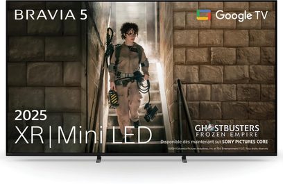 Sony BRAVIA 5 K65XR5 sort, slank ramme i børstet metal, flad XR Mini LED-skærm med reklamebillede, to slanke fødder, set forfra