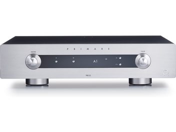 Stereo predzosilňovač Primare PR35, predný panel so striebornou prednou časťou s gombíkmi, ovládačmi, digitálnym displejom, konektormi pre slúchadlá a vstupmi na prednej strane