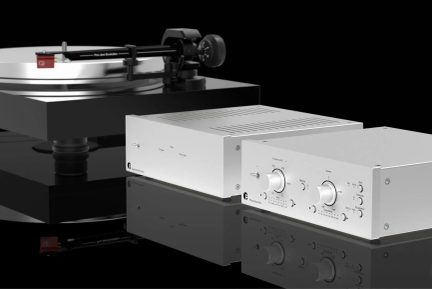 Giradischi Pro-Ject con preamplificatore e box audio argentati, vista a tre quarti su sfondo nero