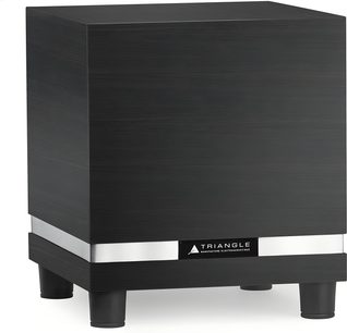 Subwoofer Triangle Thetis 340 preto cinza, visto de três quartos pela frente à esquerda, gabinete cúbico em madeira com acabamento preto escovado, faixa horizontal metálica prateada na base e quatro pés cilíndricos pretos