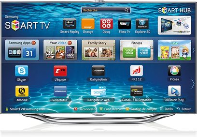 Televizor Samsung UE55ES8000 zobrazující uživatelské rozhraní Smart Hub s různými aplikacemi a funkcemi