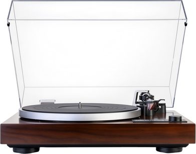 Hi-Fi gramofon Dual CS 518 WN v ořechovém dřevě s kovovým stříbrným talířem, průhledným zvednutým prachovým krytem a černým ramenem na pravé straně, pohled zepředu