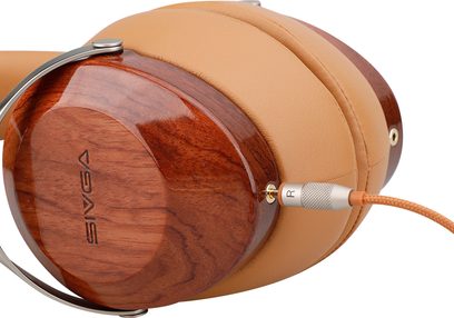 Geschlossener HiFi-Kopfhörer Sivga Robin SV021 aus lackiertem Palisanderholz, Ansicht von links, Ohrmuscheln und Kopfbügel aus Holz, oranges Kabel