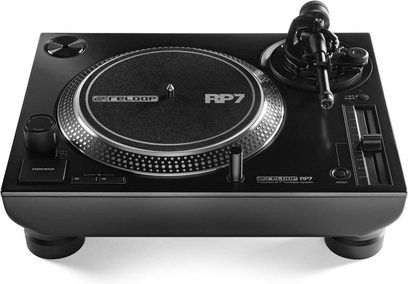 Vinylový přehrávač Reloop RP-7 v černé barvě z kovu a plastu, hliníkový talíř s body, S-tvarové rameno, pitch fader, pohled ze tří čtvrtin