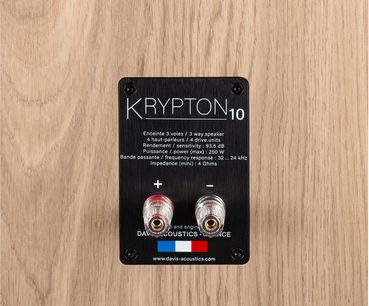 Søjlehøjttaler Krypton 10, bagside, sort rektangulær plade med hvide tekniske inskriptioner, 2 gennemsigtige terminaler