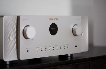 Marantz Cinema 60 DAB -kotiteatterivahvistin, hopeanvärinen, etunäkymä, lähikuva keskittyen painikkeisiin ja näyttöön