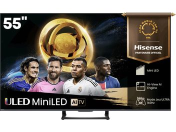Hisense 55U7Q -malli musta televisio, jossa ohut kehys, muovinen ulkonäkö, etunäkymä, keskellä oleva jalusta, näyttö näyttää jalkapallokuvaa