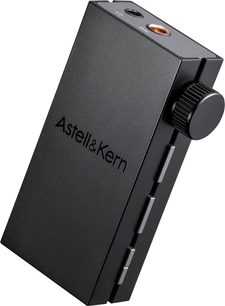 Přenosný audio převodník Astell&Kern AK-HB1 v černé barvě, pohled zepředu mírně z boku, se dvěma ovládacími kolečky a konektory