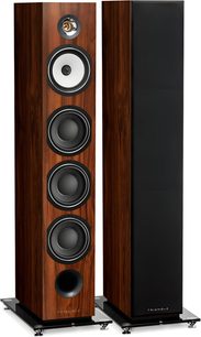 Teak renkli Triangle Australe EZ kolon hoparlör çifti, kahverengi damarlı teak ahşap kaplama, üç çeyrek ön görünüm, biri metalize şapkalı tweeter, beyaz orta frekans hoparlörü, üç siyah woofer ve dairesel port ile sergilenirken, diğeri siyah akustik kumaş ile kaplı, siyah metal ayaklar üzerinde duruyor