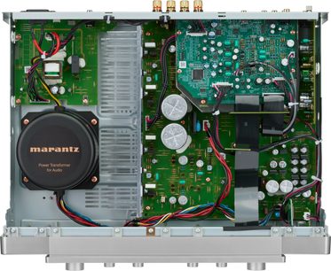 Marantz Model 70 -hopeakultaisen stereovahvistimen sisänäkymä, jossa muuntaja ja elektroniikkakortit