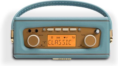 Rádio Roberts Revival Uno BT pohled zepředu, obdélníkový kryt potažený světle modrou umělou kůží s barevně sladěnou rukojetí, zlatý přední panel vybavený oranžovým LCD displejem, dvěma velkými kulatými tlačítky a obdélníkovými klávesami
